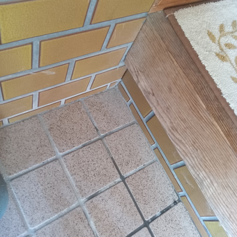 開けた穴をパテで補修