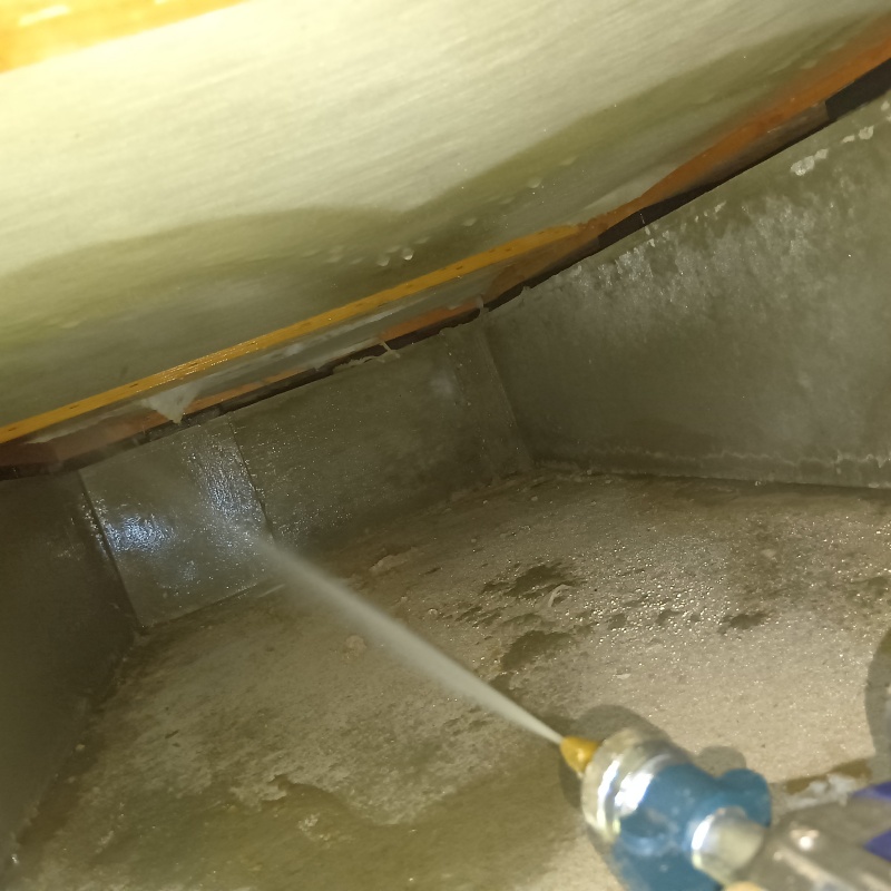 床下基礎に防蟻剤を散布
