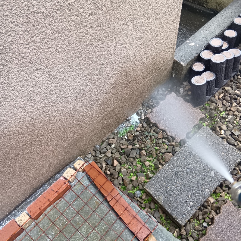 建物外周の土壌に防蟻剤を散布