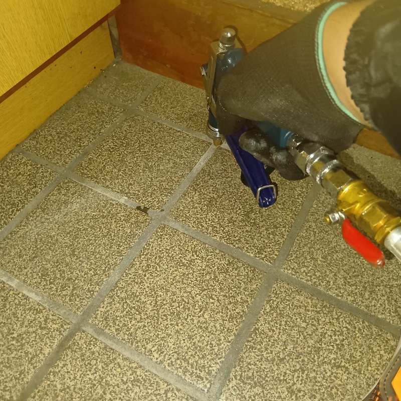 土間の床に防蟻剤を注入