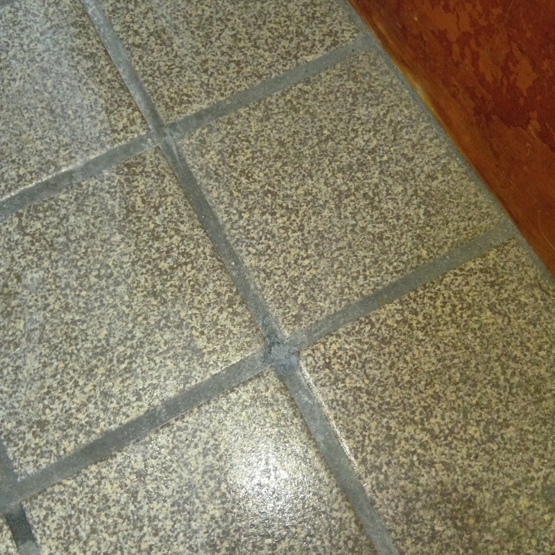 開けた穴をパテで補修
