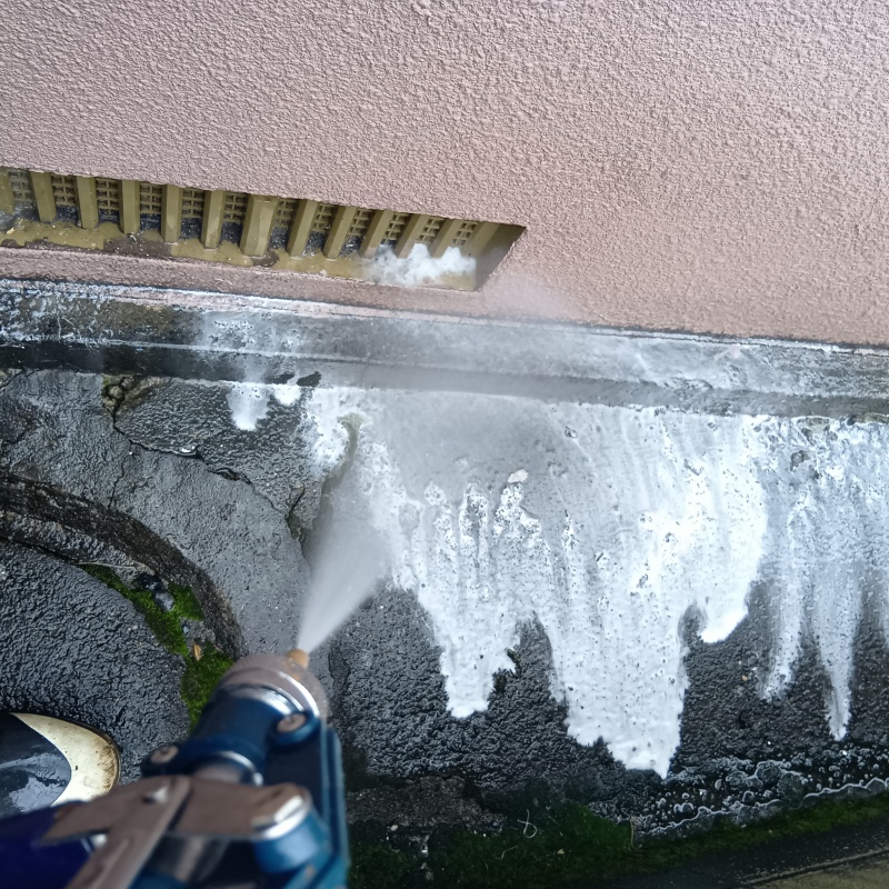 基礎まわりに防蟻剤を散布