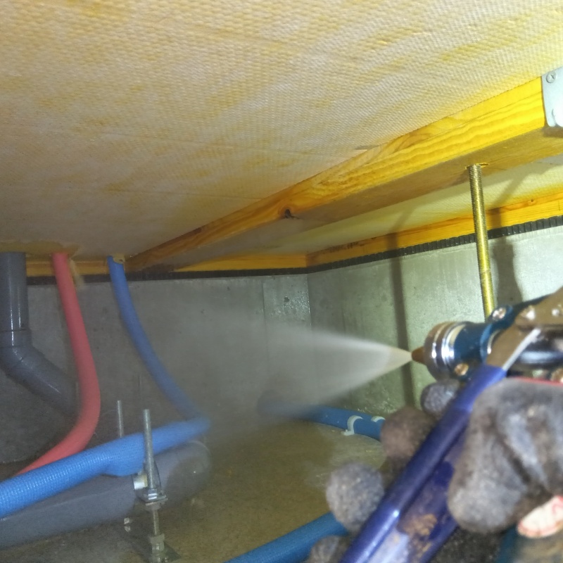 床下基礎に防蟻剤を散布