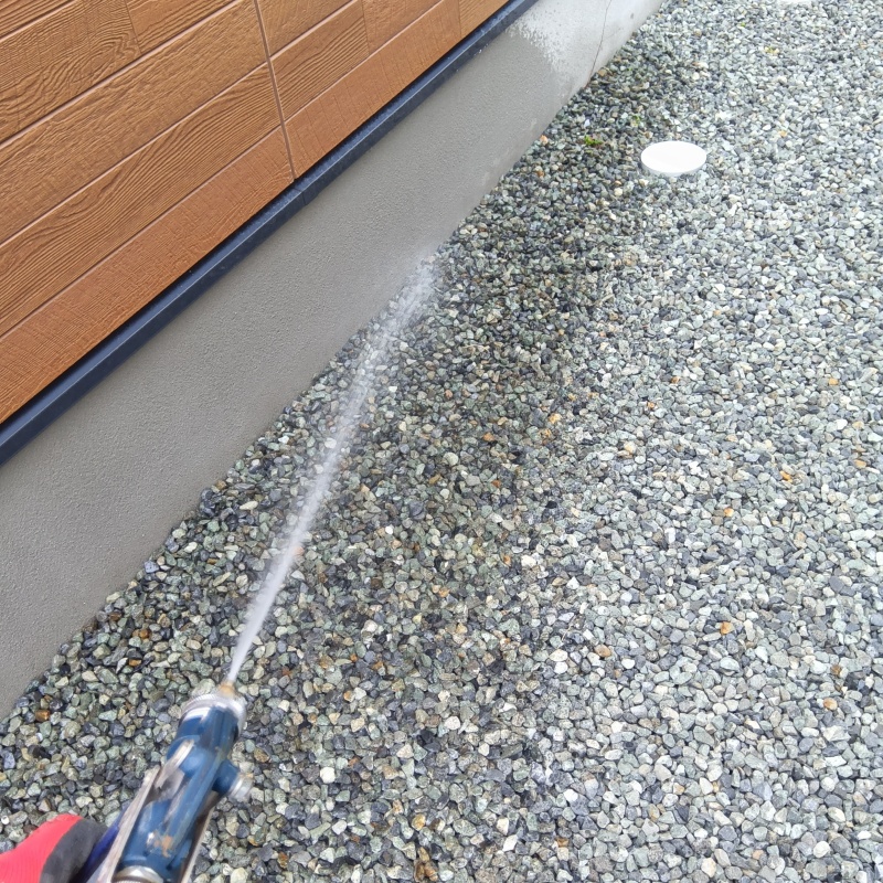 基礎まわりに防蟻剤を散布