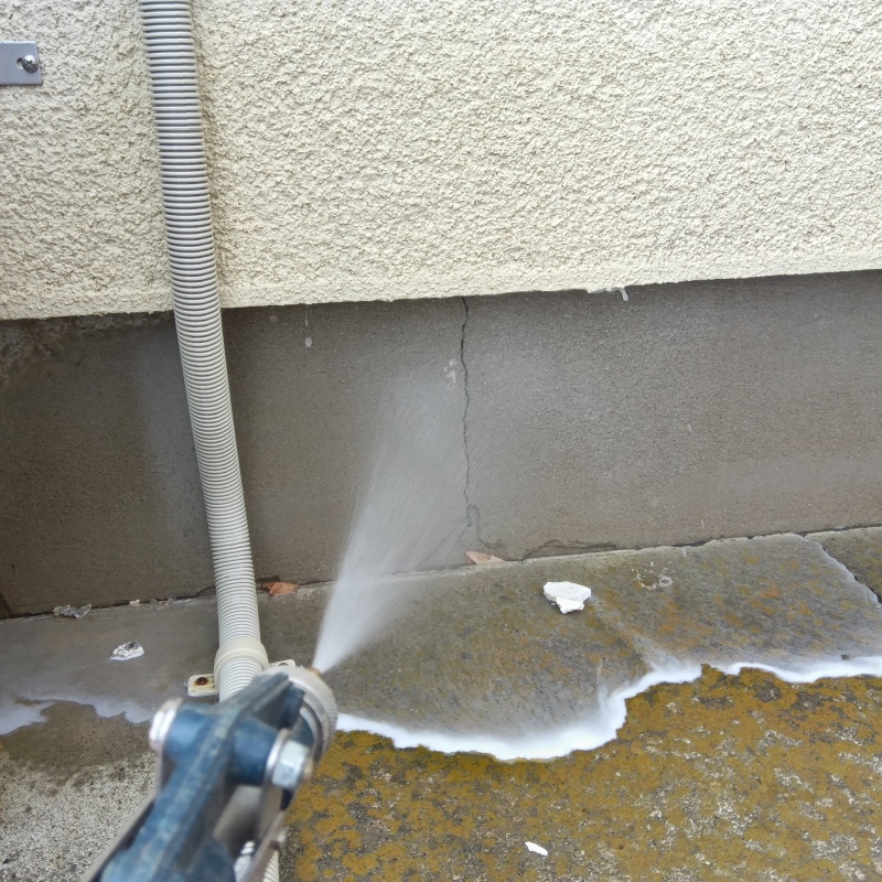 基礎まわりにシロアリ駆除剤を散布