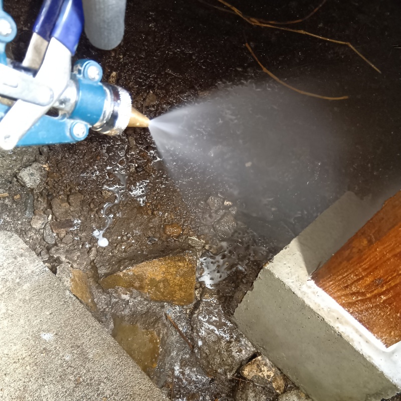 床下の地面にシロアリ駆除剤を散布