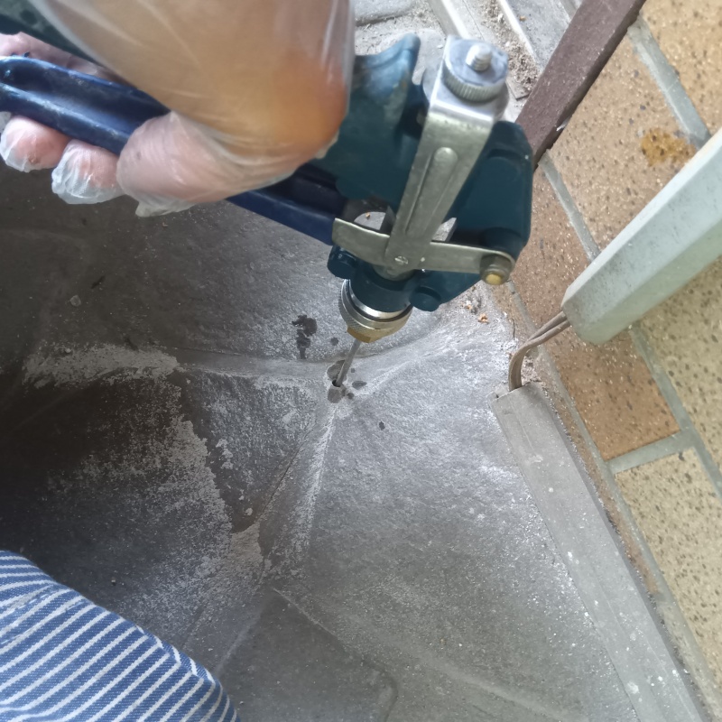 土間の床に防蟻剤を注入