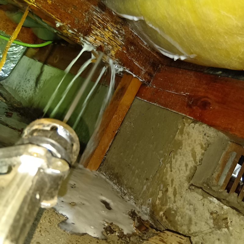床下断熱材にシロアリ駆除剤を散布