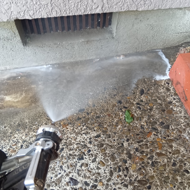 基礎まわりにシロアリ駆除剤を散布