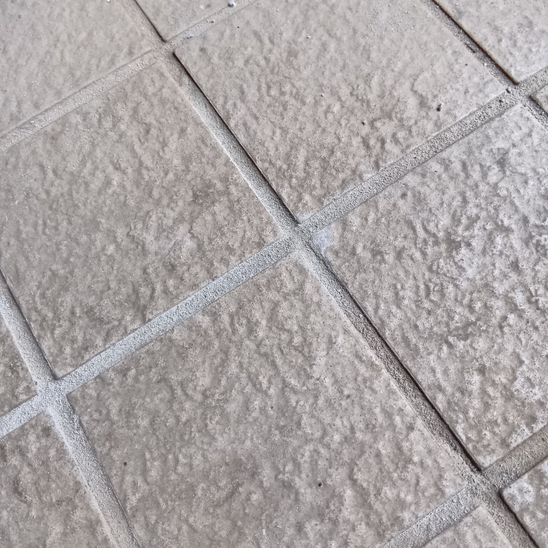 開けた穴をパテで補修
