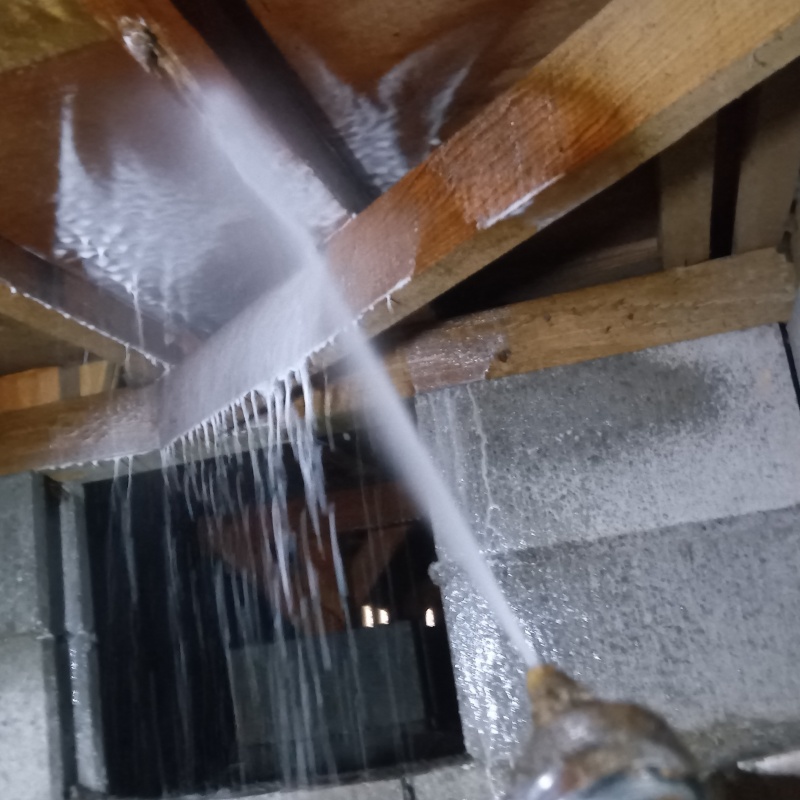 床下木材にシロアリ駆除剤を散布