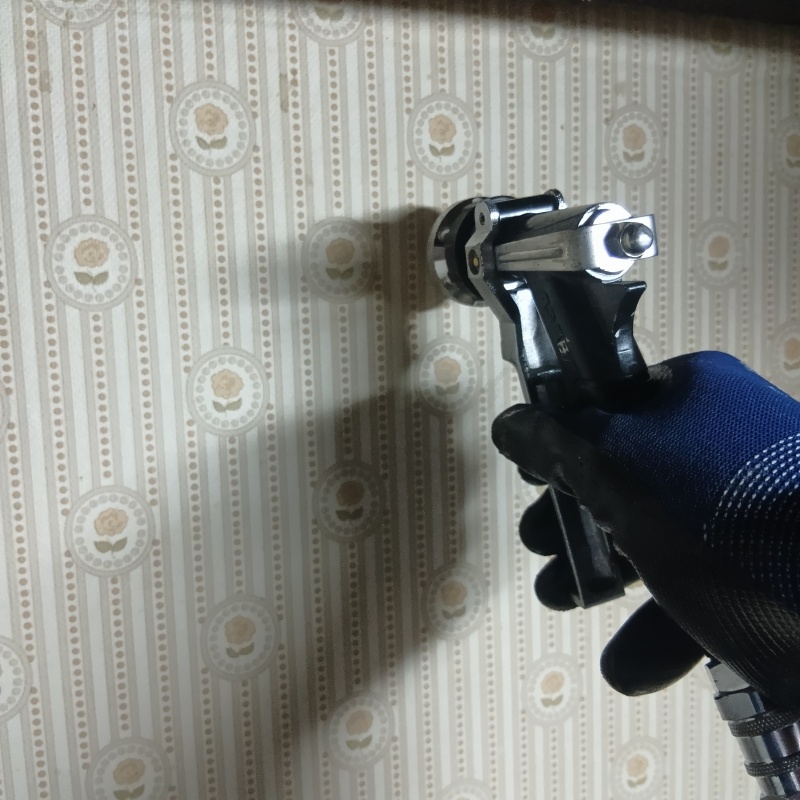 室内壁にシロアリ駆除剤を穿孔処理する様子