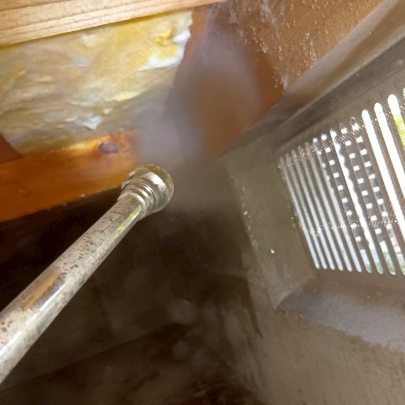 床下の木材にシロアリ駆除剤を散布する様子