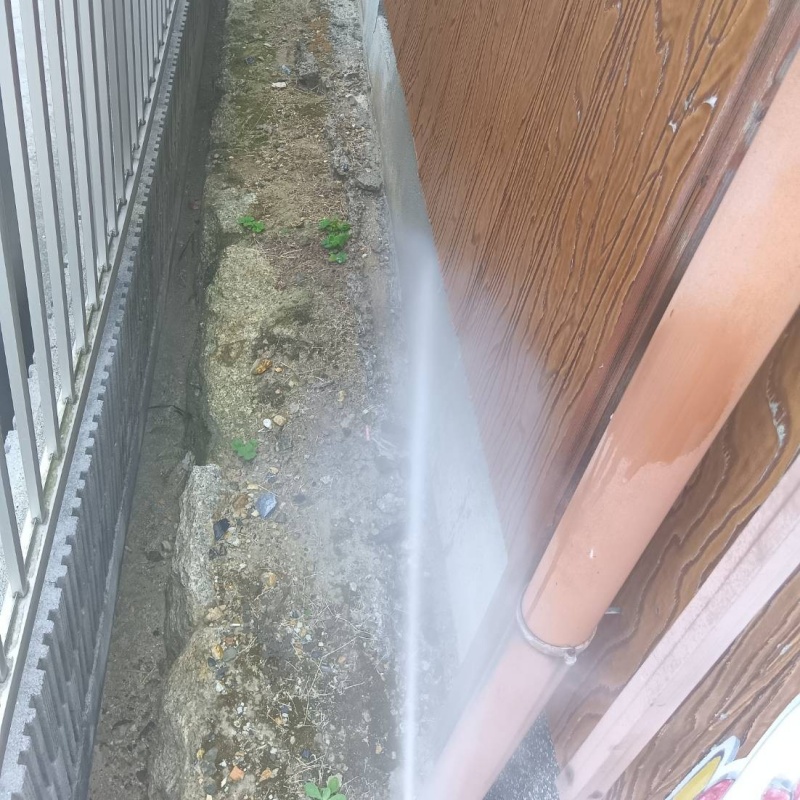 基礎まわりにシロアリ駆除剤を散布する様子