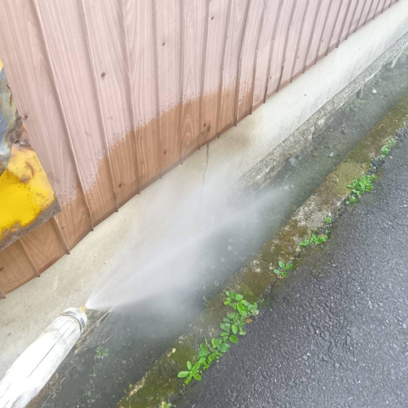 基礎まわりにシロアリ駆除剤を散布する様子