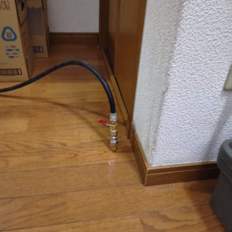 トイレ付近の床にシロアリ駆除剤を注入する様子