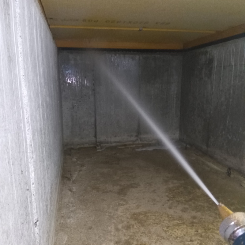 床下の基礎部分にシロアリ駆除剤を散布する様子