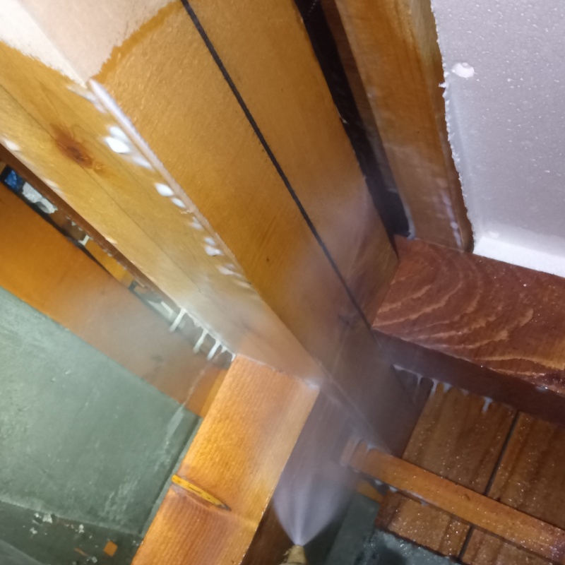 床下の木材にシロアリ駆除剤を散布する様子