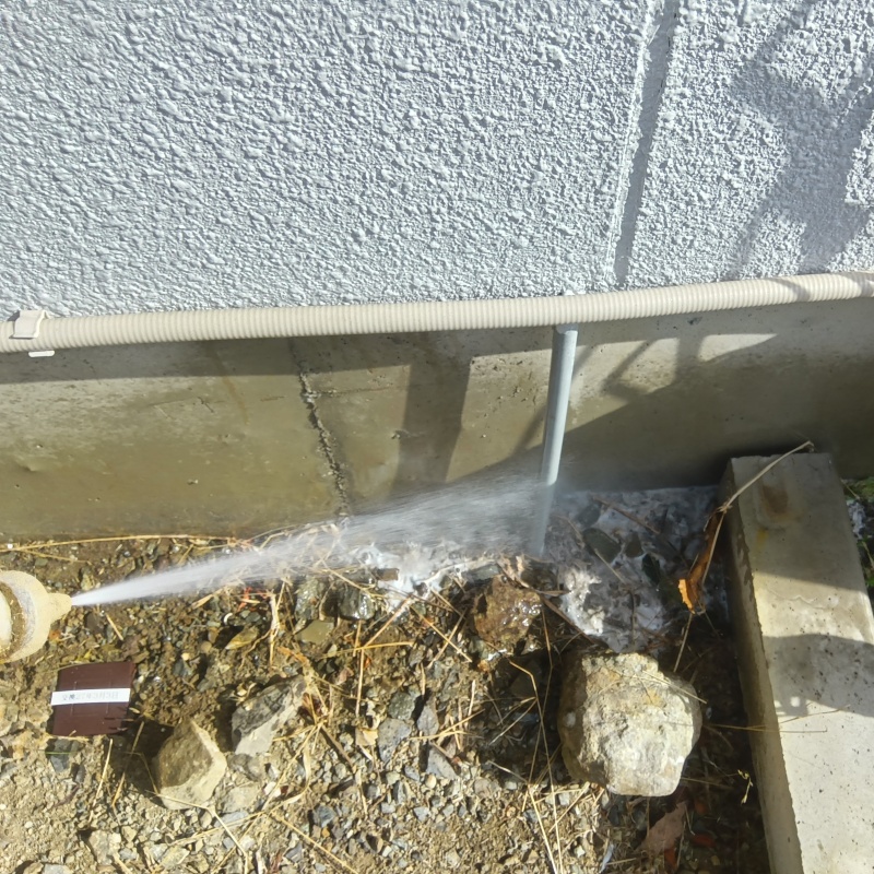基礎まわりに防蟻剤を散布する様子