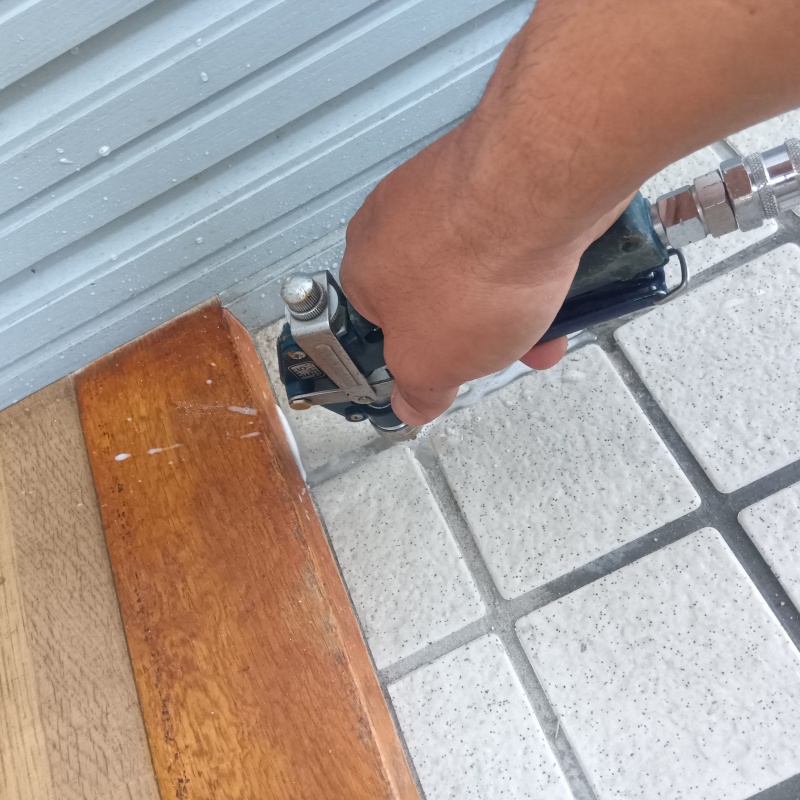 玄関の床に防蟻剤を注入する様子