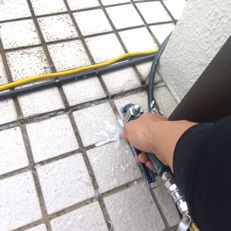 玄関の床に防蟻剤を注入する様子