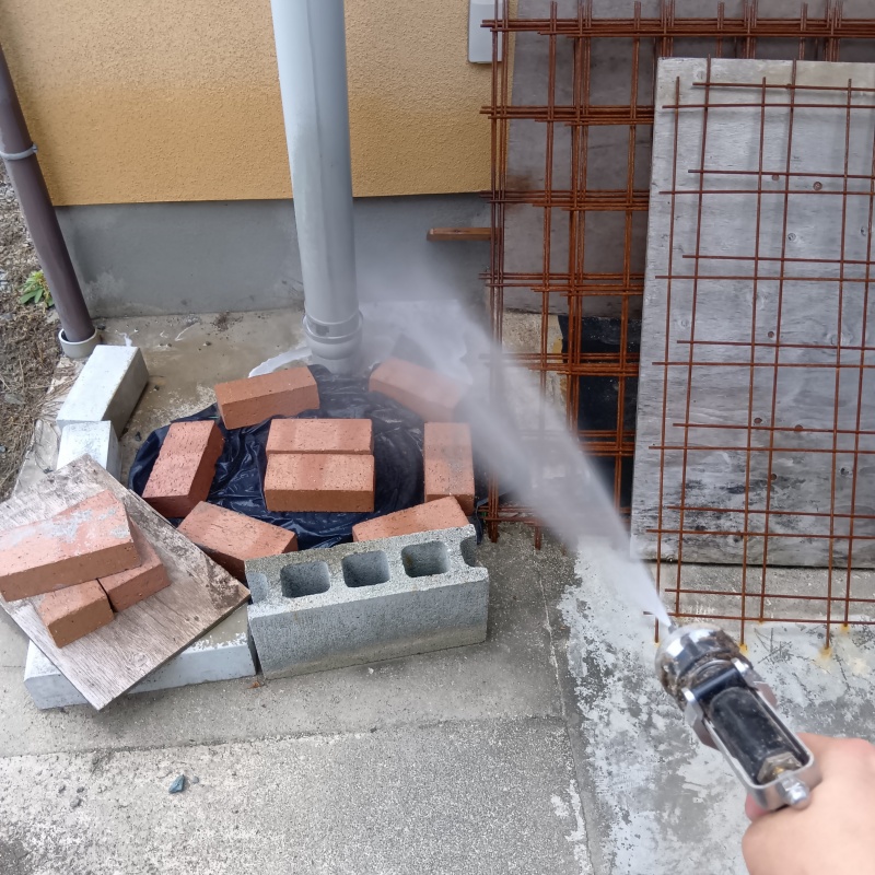 基礎まわりにシロアリ駆除剤を散布する様子