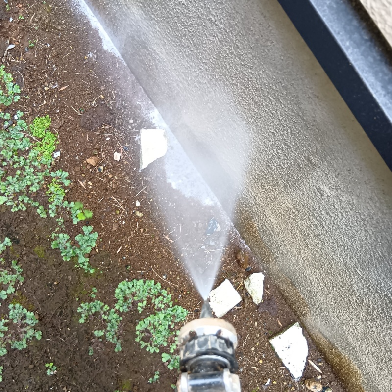 基礎まわりにシロアリ駆除剤を散布する様子