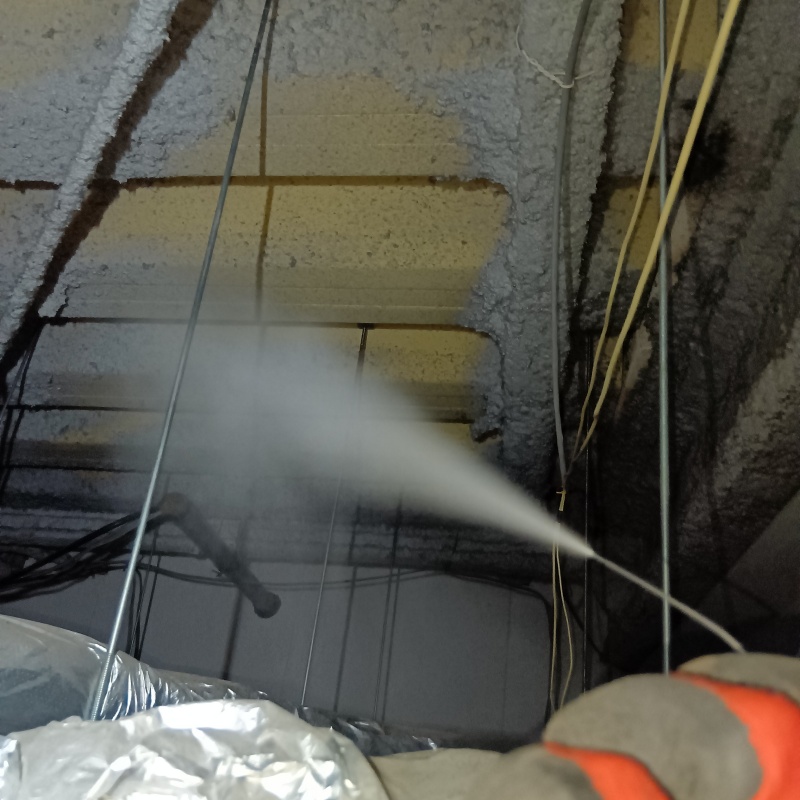 天井裏に忌避剤をスプレー