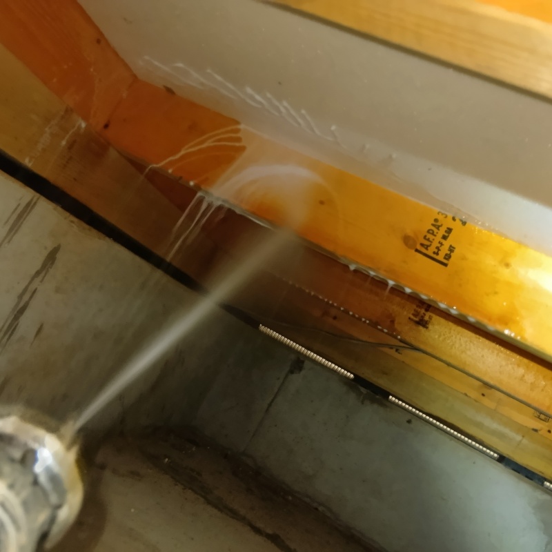 床下の木材にシロアリ駆除剤を散布する様子