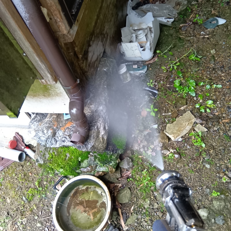 基礎まわりにシロアリ駆除剤を散布する様子