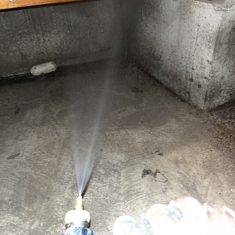 床下の基礎部分にシロアリ駆除剤を散布する様子
