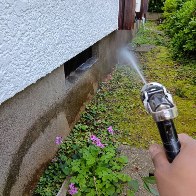 基礎まわりにシロアリ駆除剤を散布する様子
