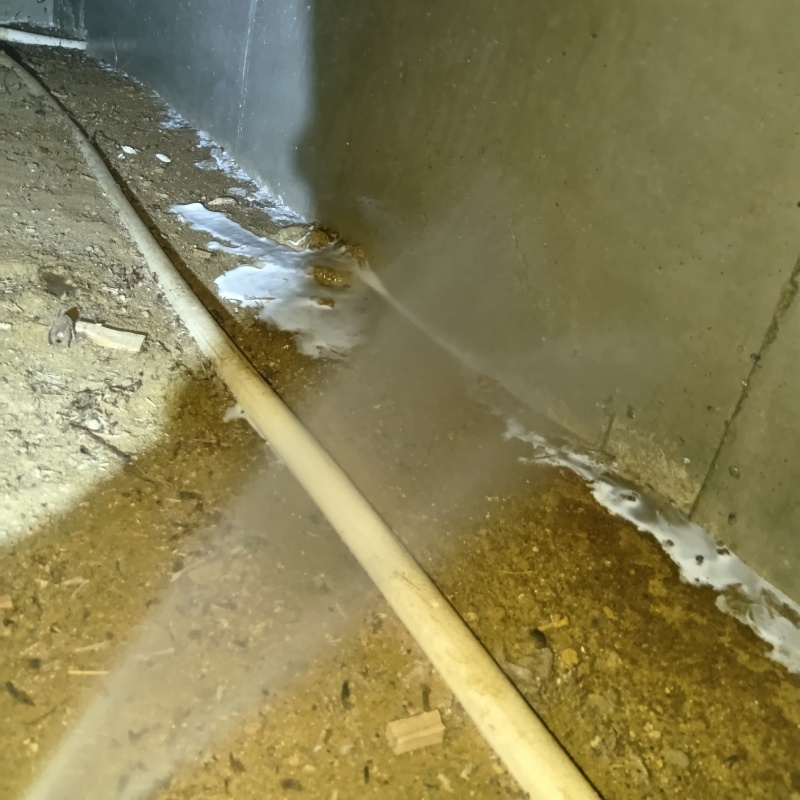 床下の基礎部分にシロアリ駆除剤を散布する様子