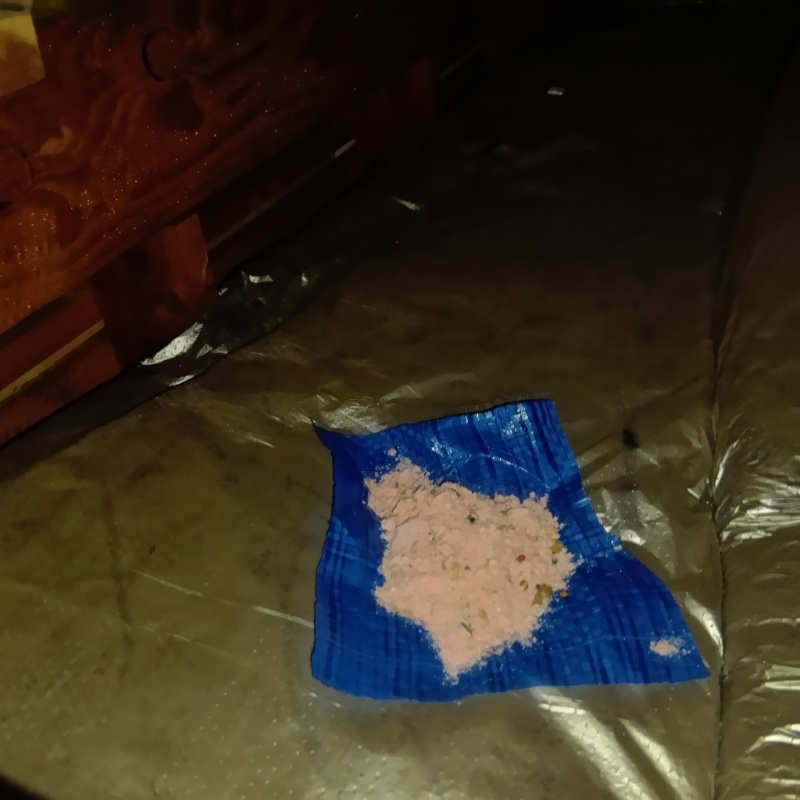 殺鼠剤を仕掛けている様子