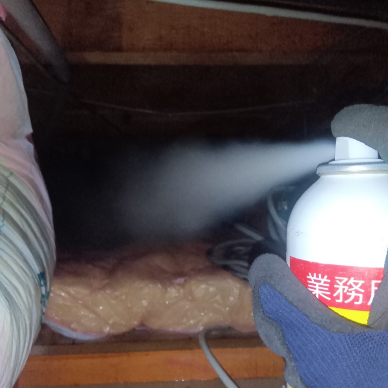 天井裏に忌避剤を散布