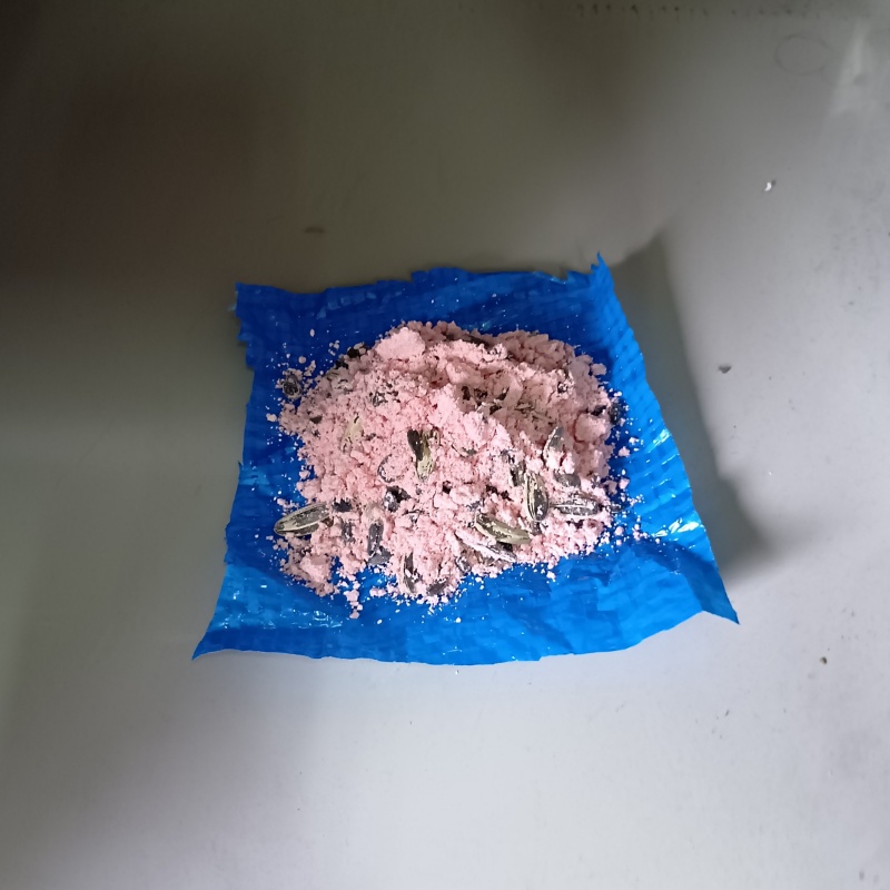 殺鼠剤を仕掛けている様子