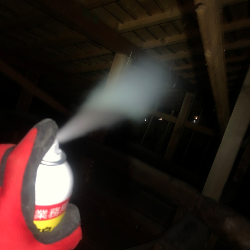 天井裏に忌避剤を散布