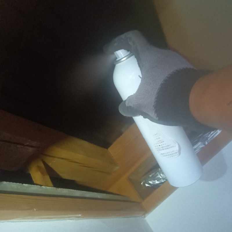 天井裏に忌避剤を散布
