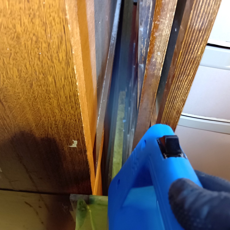 噴霧器で除菌・消臭している様子