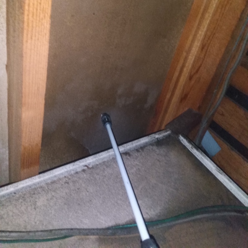 屋根裏に殺虫剤を散布