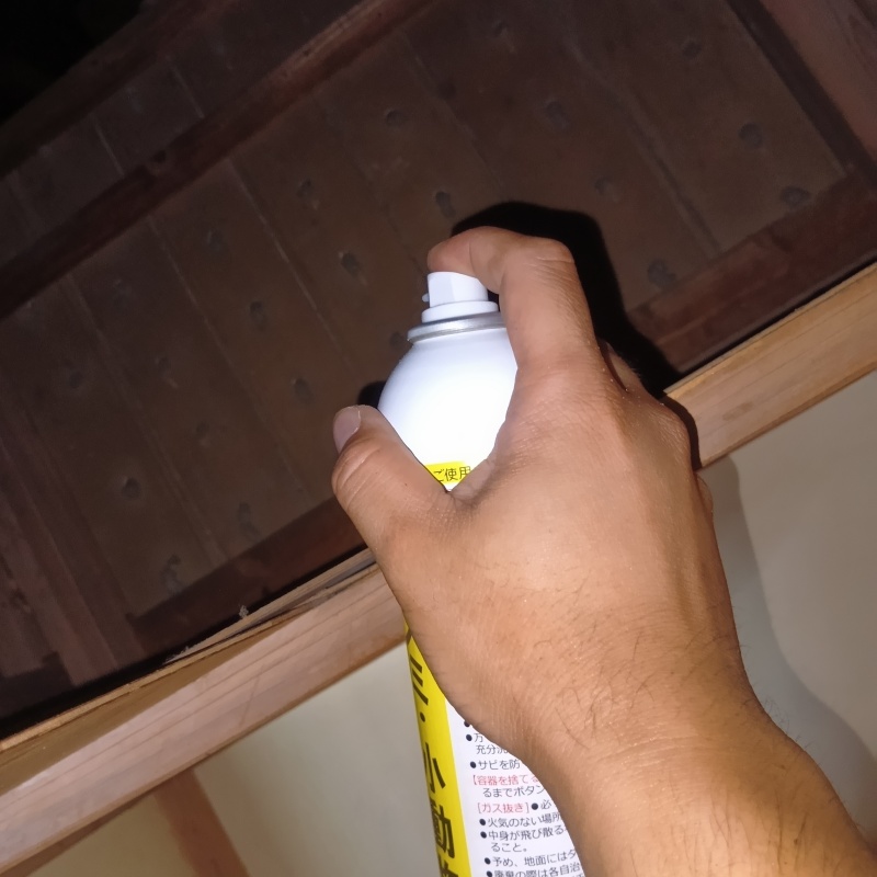 屋根裏に忌避剤をスプレー