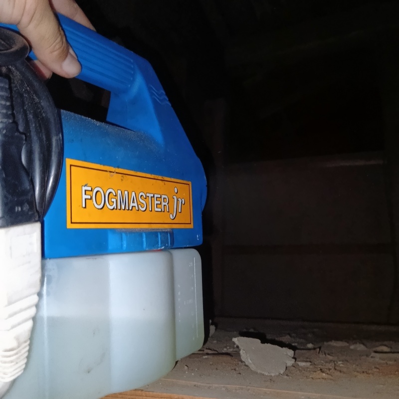 屋根裏に除菌剤を散布