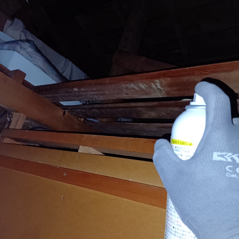 天井裏に忌避剤を散布