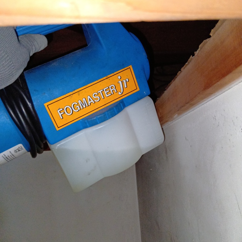 天井裏を噴霧器で除菌・消臭