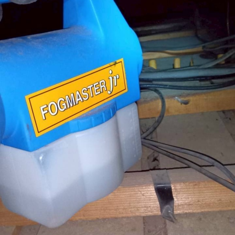 屋根裏に除菌剤を散布