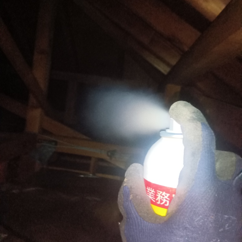 天井裏に忌避剤を散布
