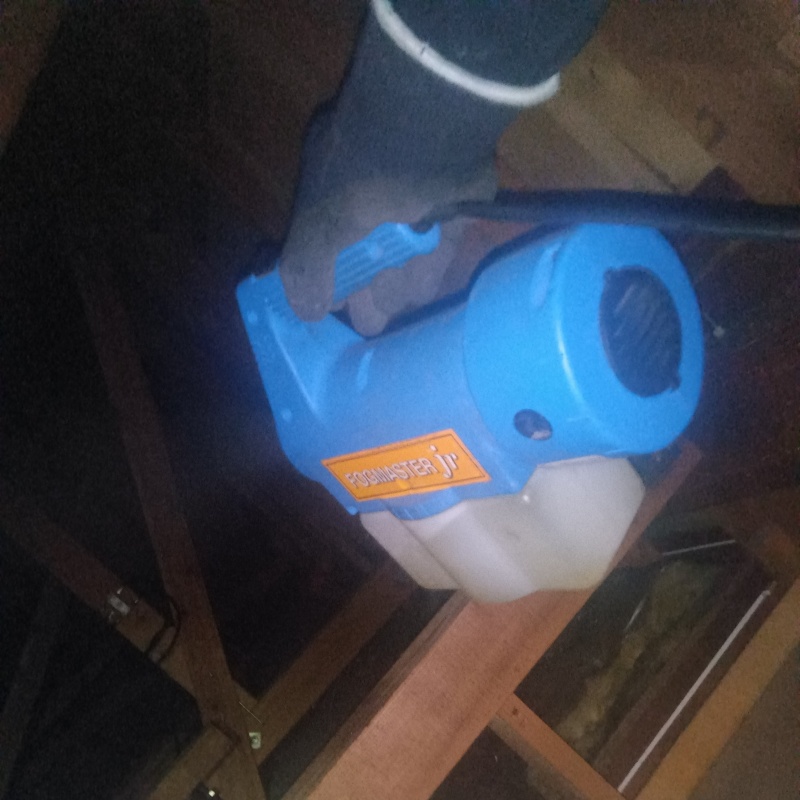 天井裏を噴霧器で除菌・消臭