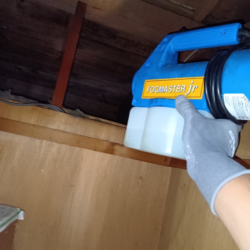 天井裏を噴霧器で除菌・消臭