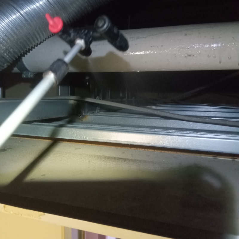 天井裏を噴霧器で除菌・消臭