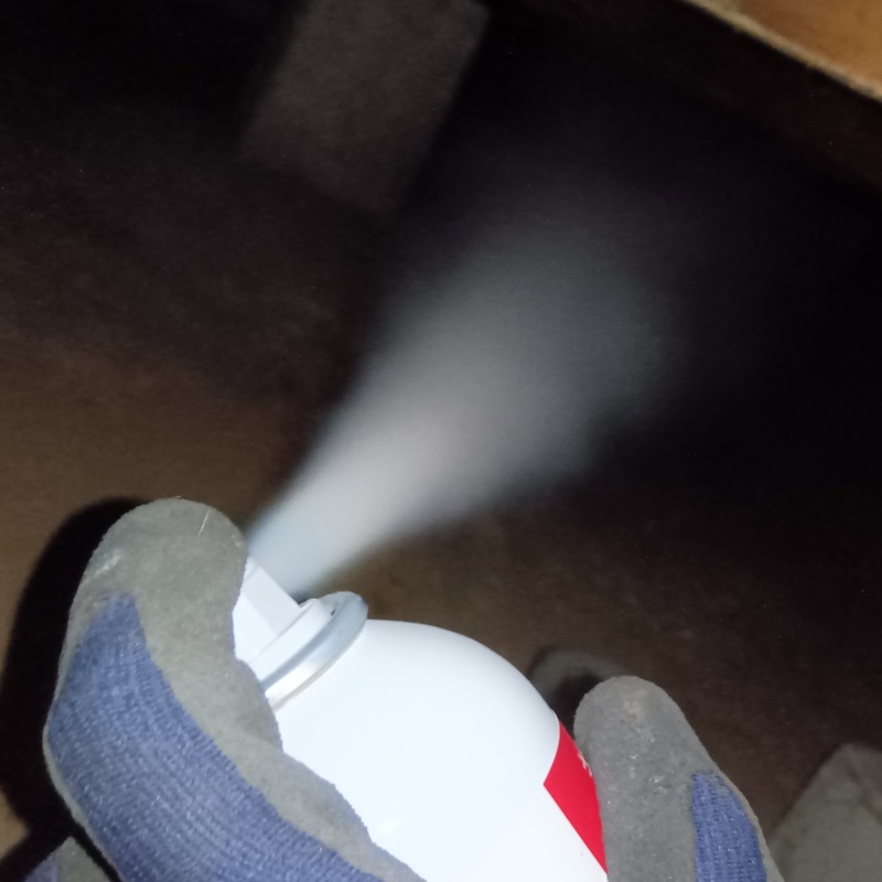 床下に忌避剤を散布